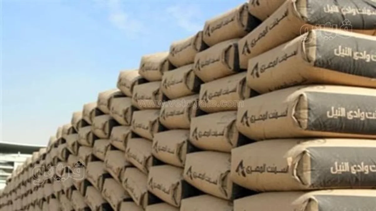 أسعار الأسمنت تواصل ارتفاعها في سوق مواد البناء اليوم السبت
